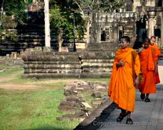 Angkor Thom, Buddhist monks on Baphuon causeway